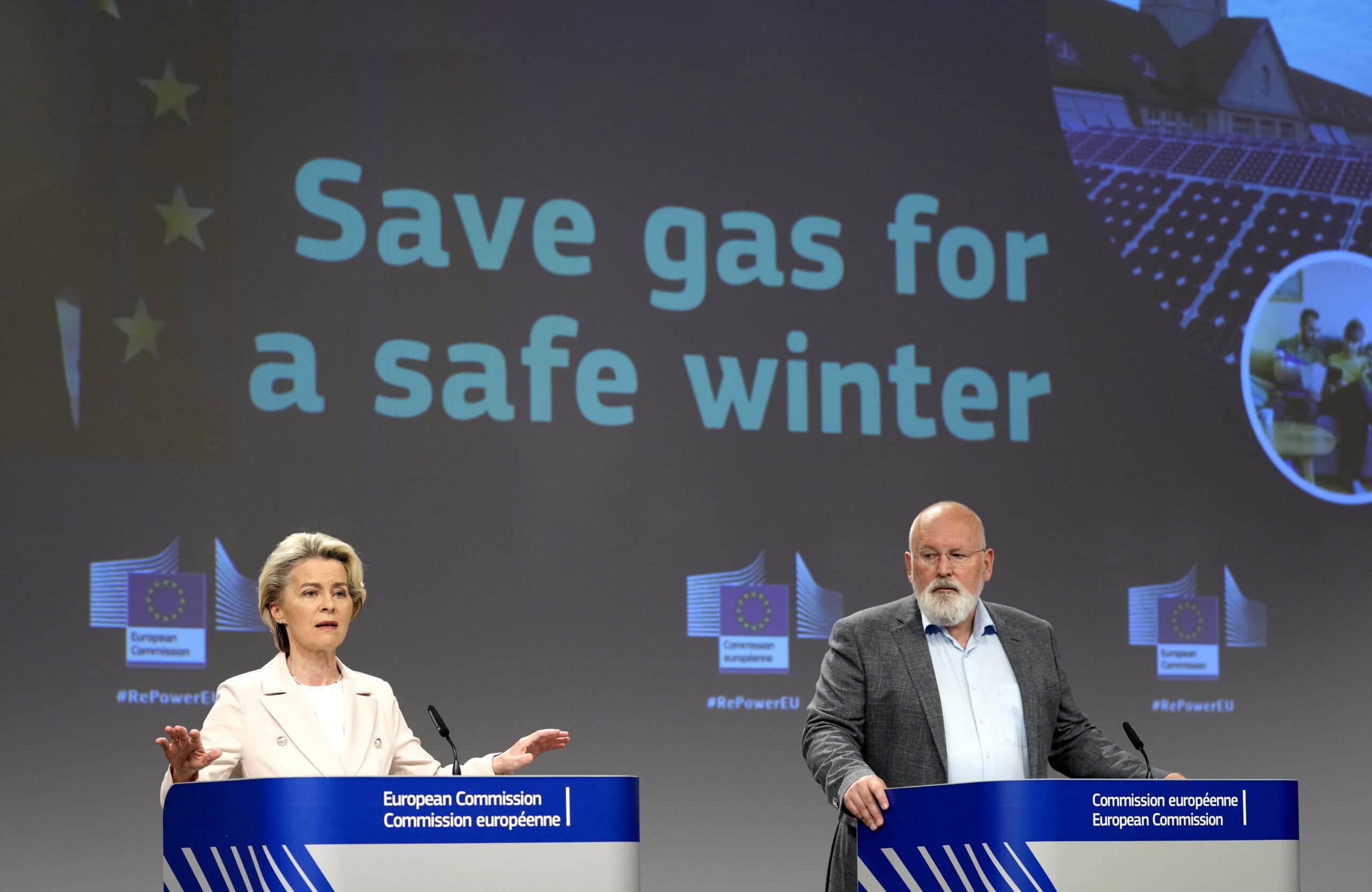 uropakommisjonens president Ursula von der Leyen og visepresident Frans Timmermans på en pressekonferanse i Brussel