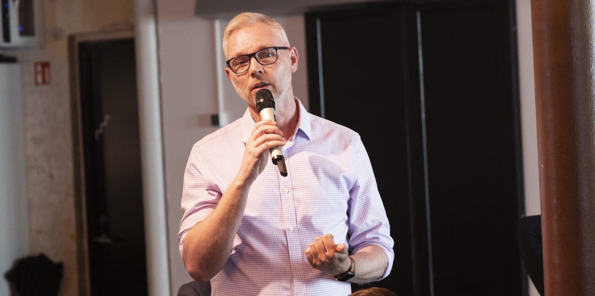 Bilde av utvalgets leder, Martin Skancke som stiller et spørsmål i en mikrofon.