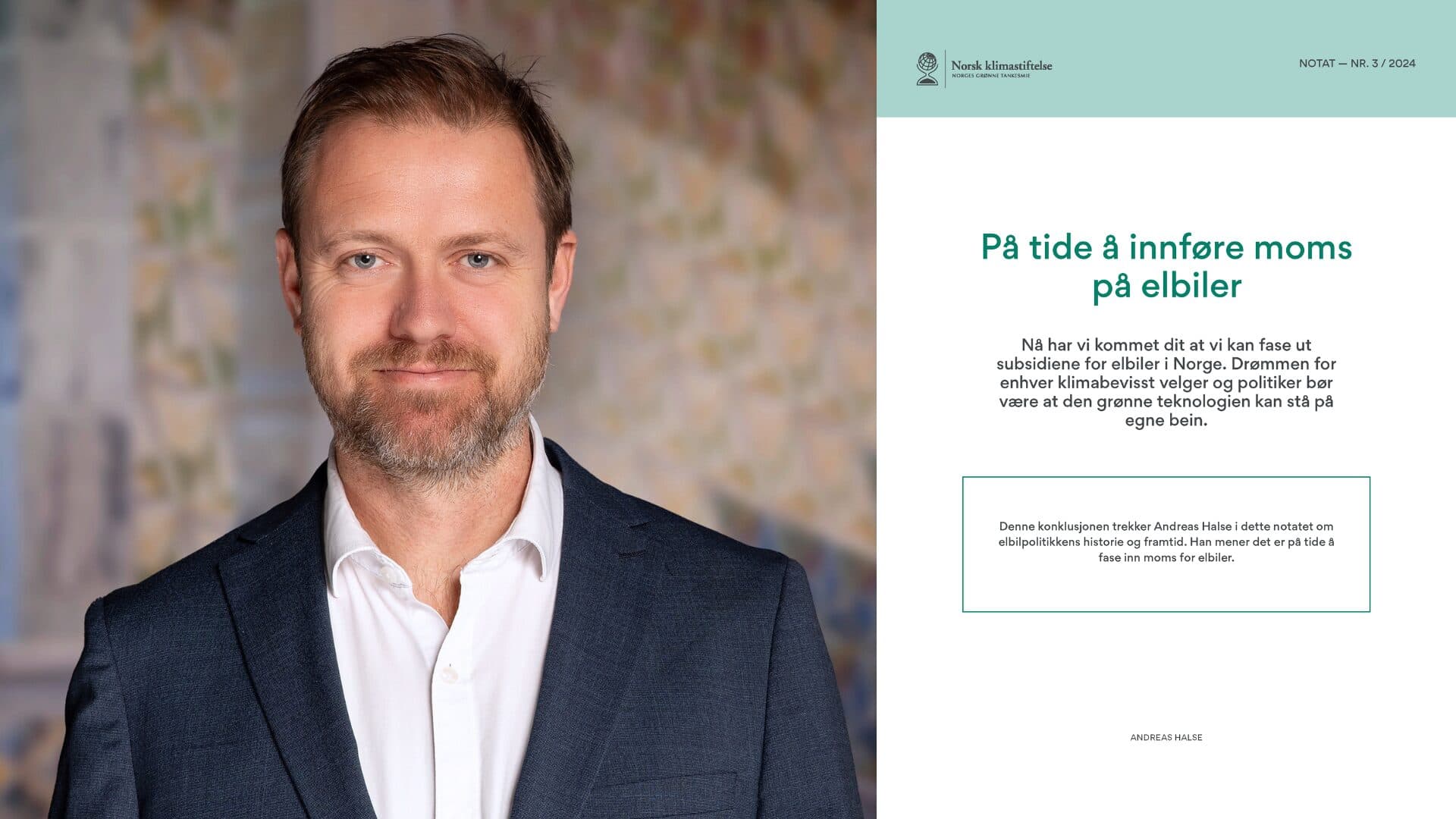 En mann i dress står ved siden av et skilt på norsk som diskuterer avgiftspolitikk for elbiler.